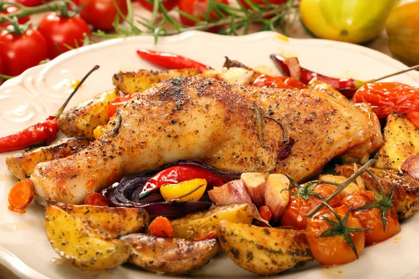 Pernas de frango assadas com legumes e ervas em backgro de madeira — Fotografia de Stock