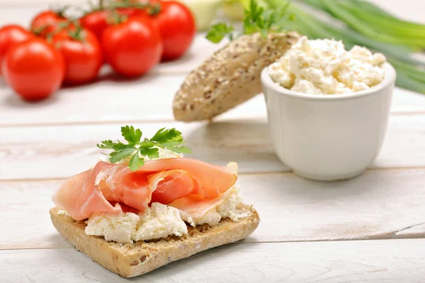 Beyaz peynir ve Beyaz ahşap backg jambon ile sandviç — Stok fotoğraf