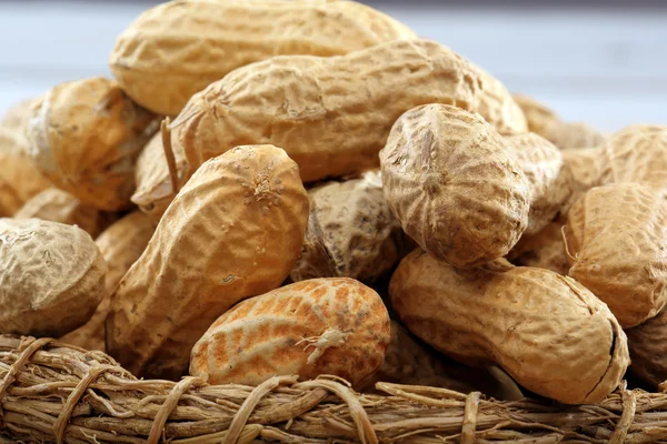 Cacahuetes en conchas en canasta de mimbre — Foto de Stock