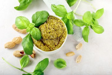 Yeşil fesleğen pesto beyaz kase
