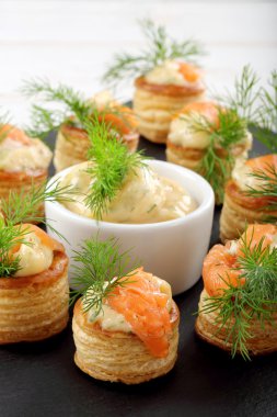 Meze puf böreği dereotu sosu ve taş tepsi somon ile