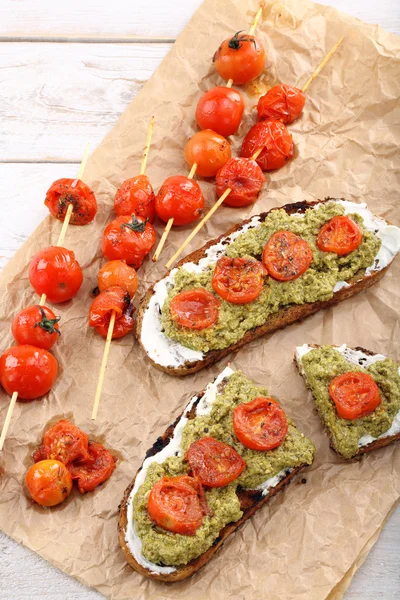 Sandwich au pesto au fromage blanc et tomates rôties — Photo