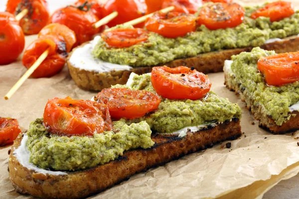 Sandwich au pesto au fromage blanc et tomates rôties — Photo