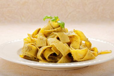 Bir plaka üzerinde pesto makarna