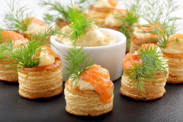 Aperitif Blätterteig mit Dilldip und Lachs auf Steinplatte — Stockfoto