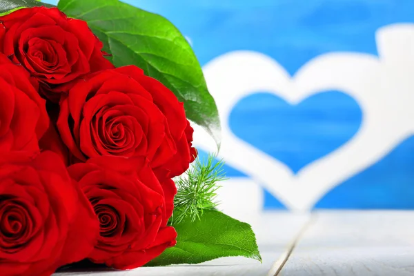 Rosas rojas y corazón en el día de San Valentín con espacio para el texto —  Fotos de Stock