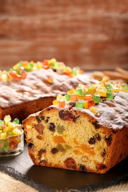 Paskalya meyveli kek taş zemin üzerine