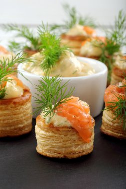 Meze puf böreği dereotu sosu ve taş tepsi somon ile