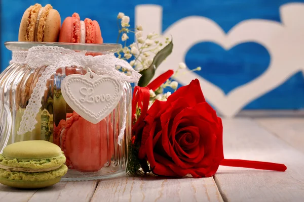 Frasco cheio de macaroons para o Dia dos Namorados com espaço para texto — Fotografia de Stock