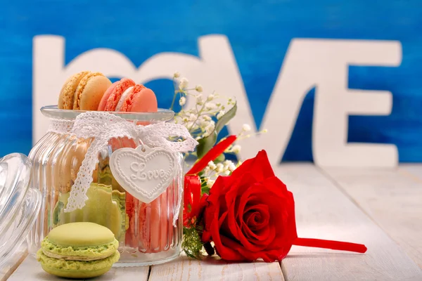 Tarro lleno de macarrones para San Valentín con espacio para texto —  Fotos de Stock