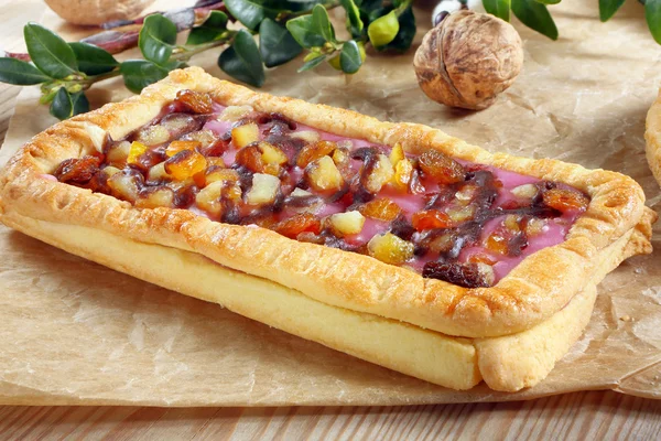 Mazurek trditional Polski wielkanocne ciasto na drewniane tła — Zdjęcie stockowe