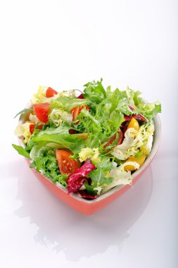 Kalp şeklindeki kase taze sağlıklı salata