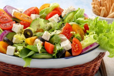 Beyaz peynir Siyah Zeytin ve grisini ile Yunan salatası