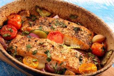 Sebze ve otlar ile pişmiş somon