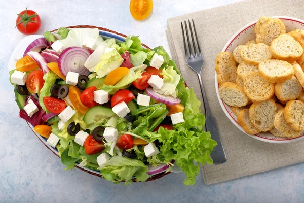 Řecký salát s feta sýr, černé olivy a Bruscheta z — Stock fotografie