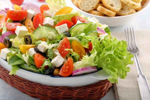 Insalata greca con formaggio feta olive nere e bruscheta — Foto Stock