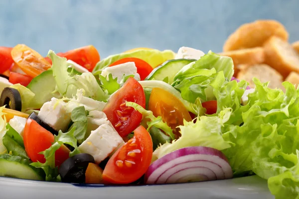 Greek salad with feta cheese and black olives — Stock Photo, Image