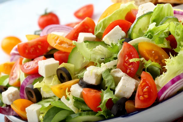 Griekse salade met fetakaas en zwarte olijven — Stockfoto