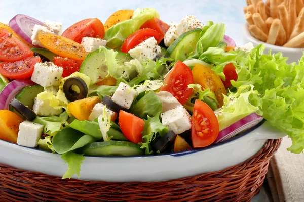 Griekse salade met feta kaas zwarte olijven en grissini — Stockfoto