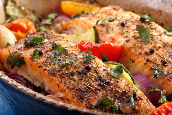 Salmone al forno con erbe e verdure — Foto Stock