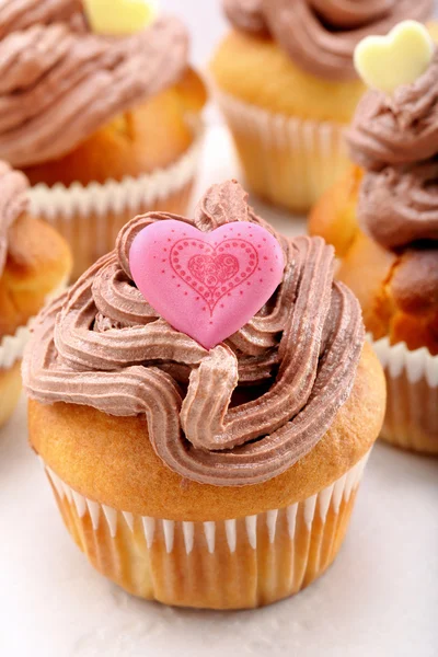 Muffin de dia dos namorados com coração rosa em fundo branco — Fotografia de Stock