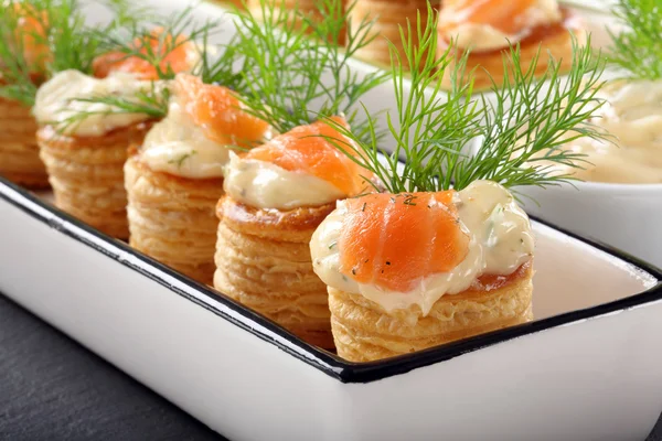 Aperitif Blätterteig mit Dilldip und Lachs auf Steinplatte — Stockfoto