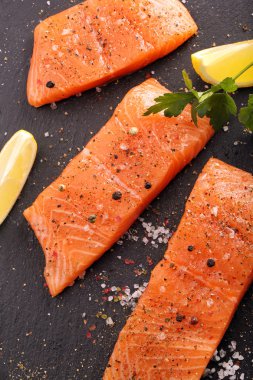 Taze Çiğ somon fileto ve pişirme için aromatik baharat