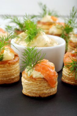 Meze puf böreği dereotu sosu ve taş tepsi somon ile