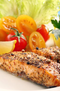 Sebze ve otlar ile kavrulmuş somon