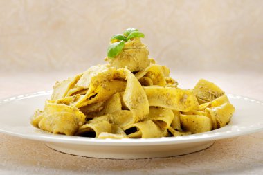 Bir plaka üzerinde pesto makarna