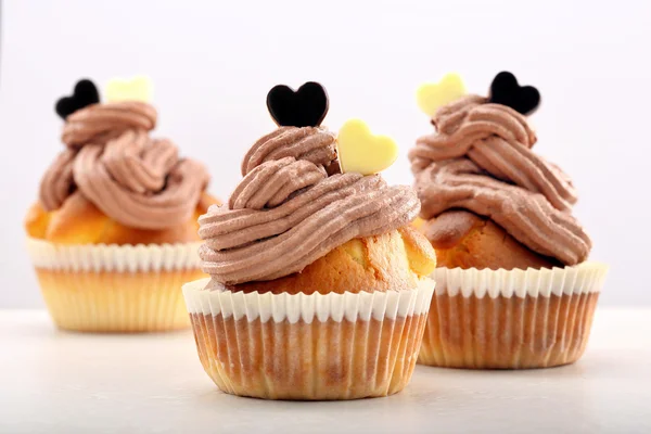 Muffin de dia dos namorados com dois corações no fundo branco — Fotografia de Stock