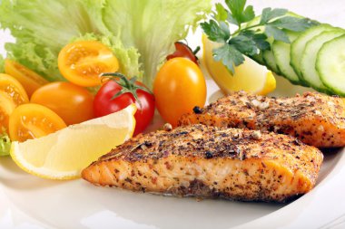 Sebze ve otlar ile kavrulmuş somon