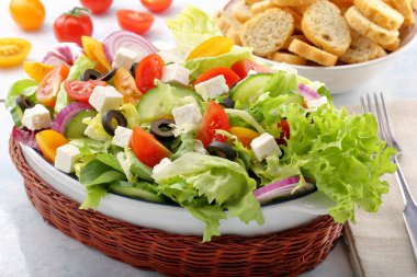 Beyaz peynir Siyah Zeytin ve bruscheta Yunan salatası