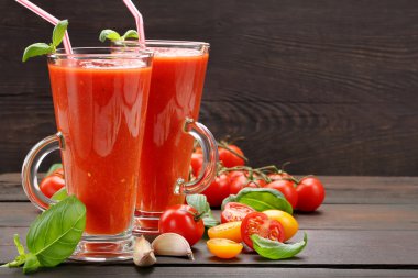 Taze sağlıklı domates güler yüzlü suyu ahşap arka plan üzerinde