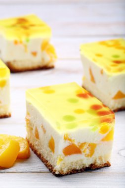 Kremalı meyveli kek sarı jöle ile. Yemek seti.