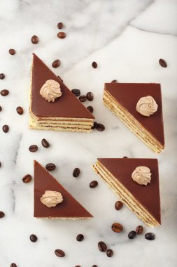 Taş zemin üzerine kahve üçgen kek. Yemek seti.