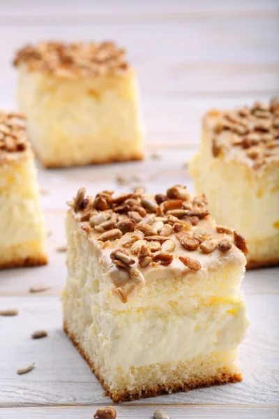 Sweet creamy cake with roasted sunflower seeds — Stock Photo, Image