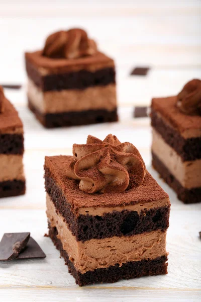 Bolo cremoso de chocolate com cobertura de cacau em pó — Fotografia de Stock