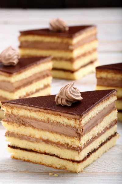 Bolo de triângulo de café no fundo de madeira branco. Conjunto de restauração . — Fotografia de Stock