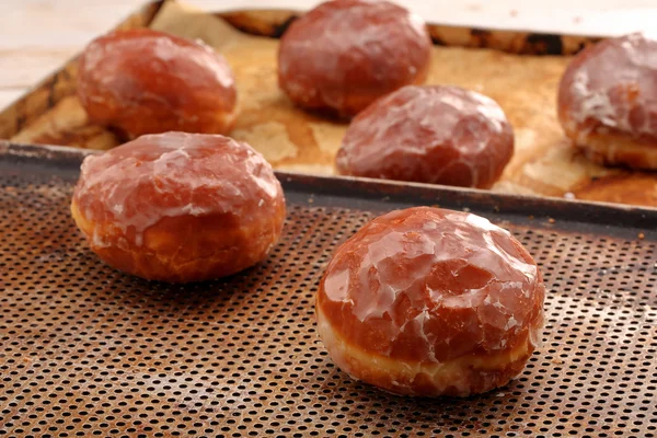 Frische polierte Donuts mit Zuckerguss in der Bäckerei — Stockfoto