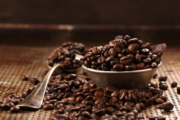 Granos de café y chocolate negro en tazón en estilo vintage — Foto de Stock