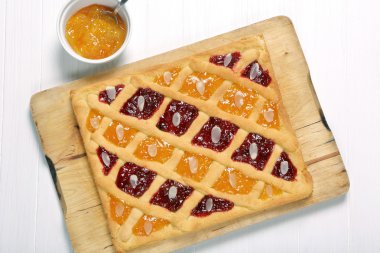 Mazurek trditional Lehçe ahşap arka plan üzerinde Paskalya kek