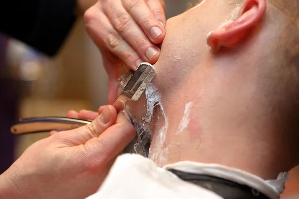 Barbe de rasage et de modélisation de barbe par rasoir — Photo