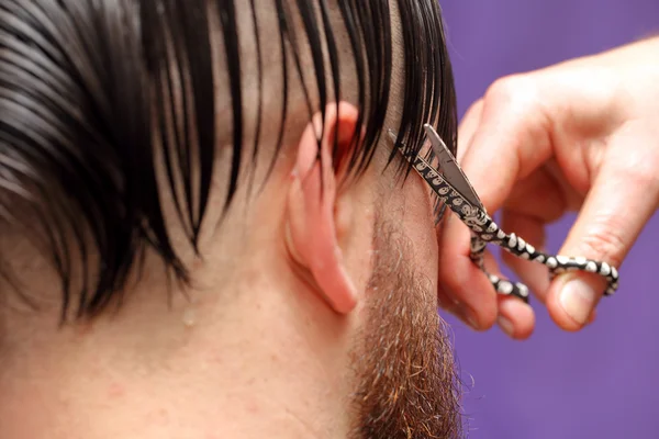 Coiffeur coupe les cheveux avec des ciseaux — Photo