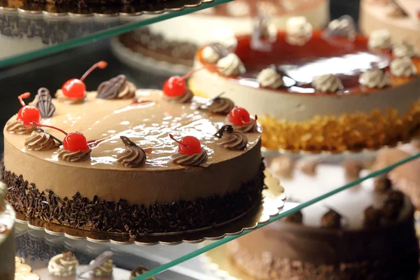 Diversi tipi di torte in vetrina pasticceria — Foto Stock