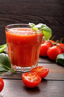 Taze sağlıklı domates güler yüzlü suyu ahşap arka plan üzerinde