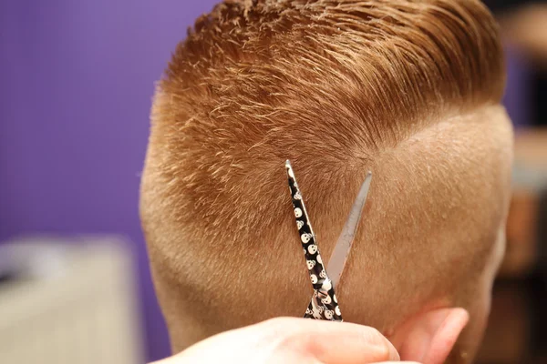 Barber cutting and modeling hair by scissors — Stock Photo, Image