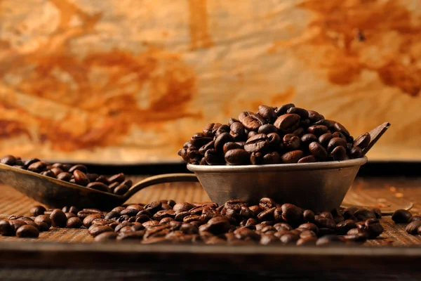 Grãos de café e chocolate escuro na tigela em estilo vintage — Fotografia de Stock