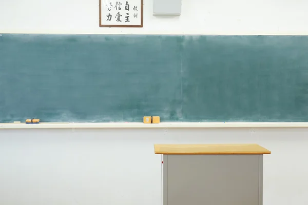 School klas met school bureaus en blackboard — Stockfoto