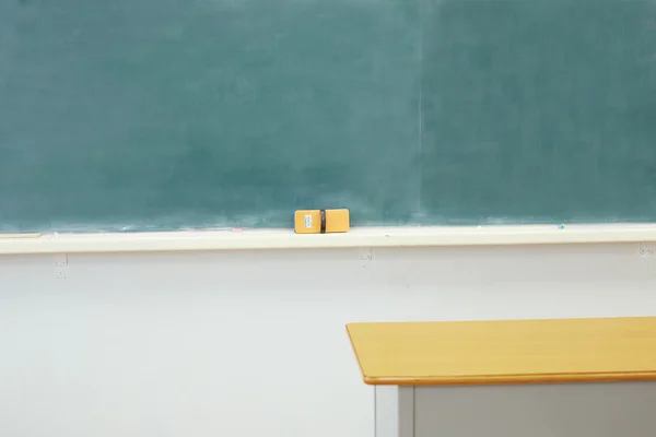 Klassenzimmer mit Schulbänken und Tafel lizenzfreie Stockfotos